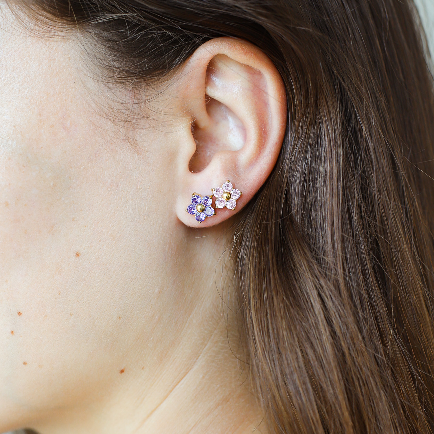 Brincos de tachinhas de flores