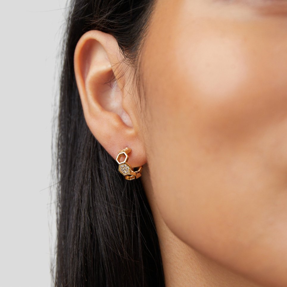 Brincos em formato de favo de mel