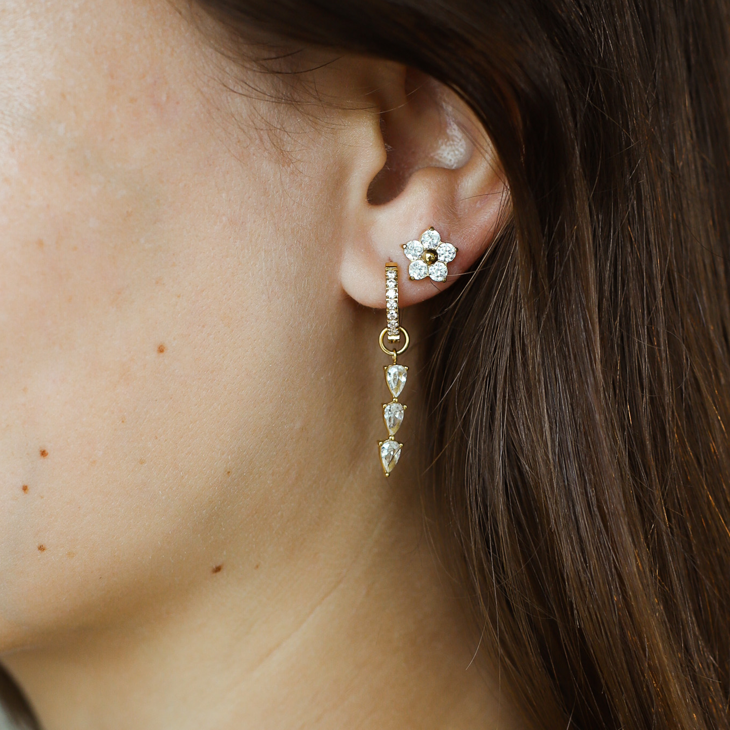 Brincos de tachinhas de flores