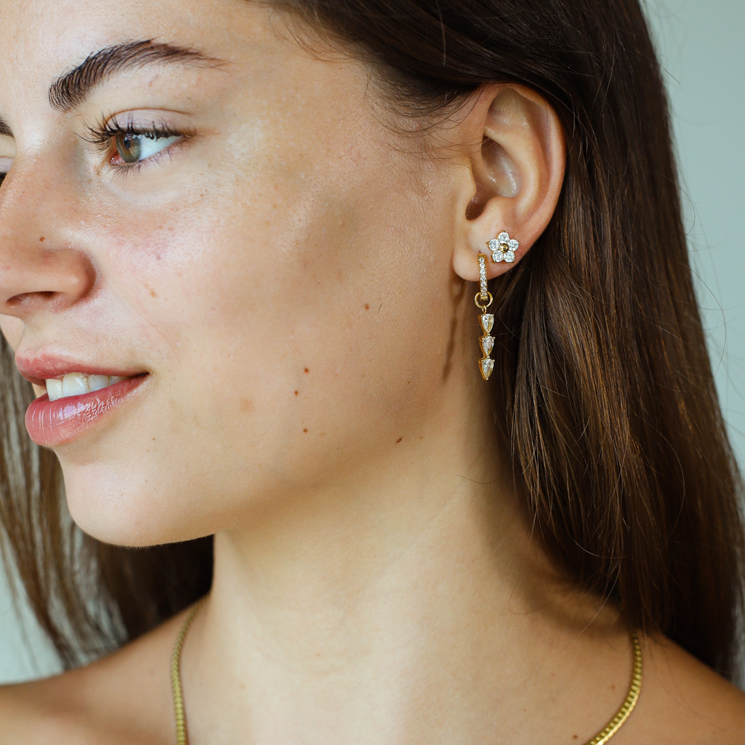 Brincos de tachinhas de flores